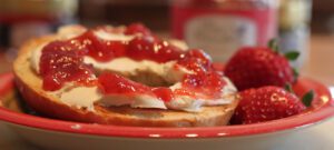 Confiture de fraises et rhubarbe avec bagel fromage à la crème- Miss Marmelades fait à la main
