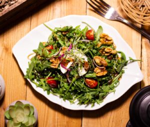 Salade de roquette avec noix de Grenoble vinaigrette figue et balsamique Miss Marmelades